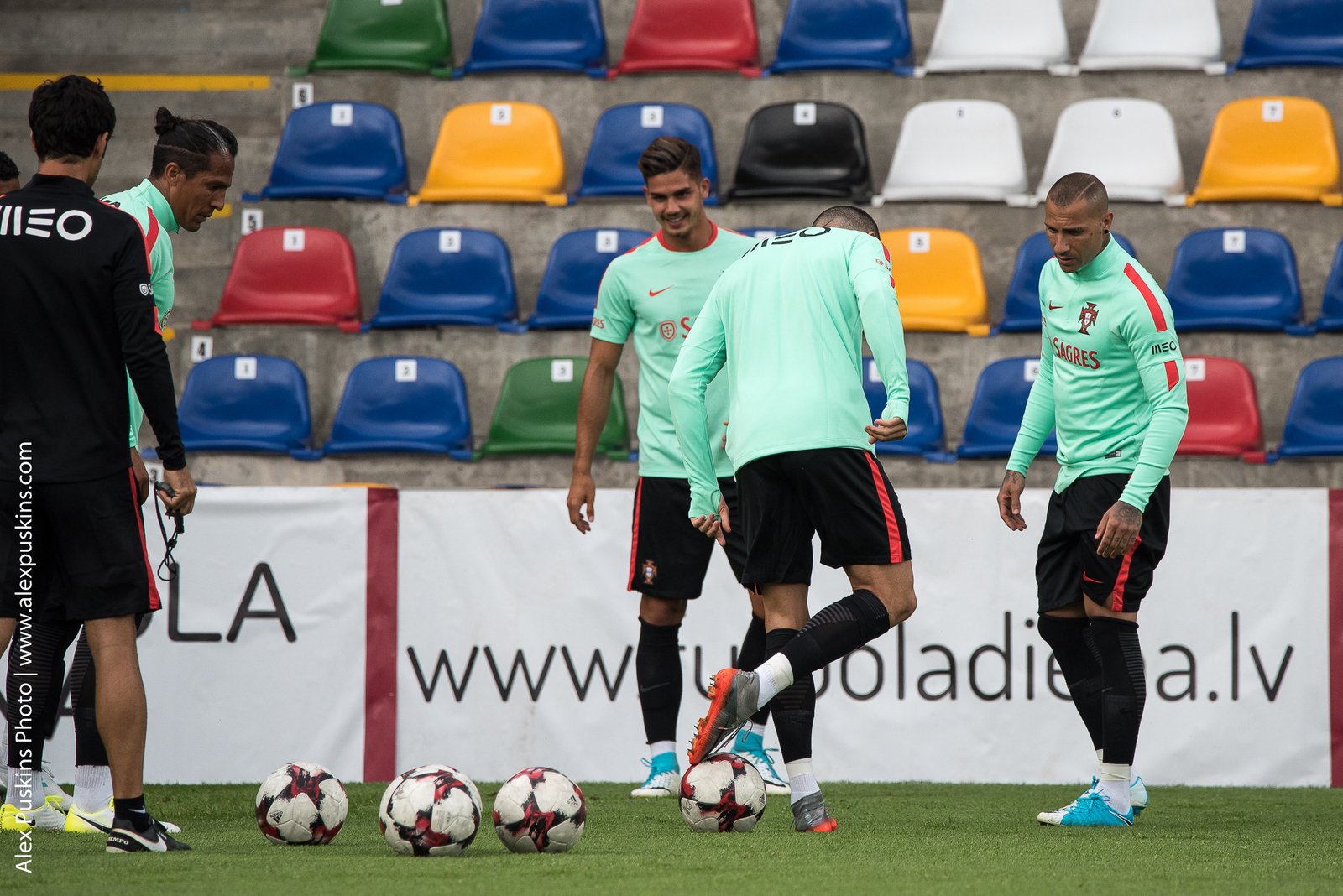 Тренировка сборной Португалии с Криштиано Рональдо в Риге - фото