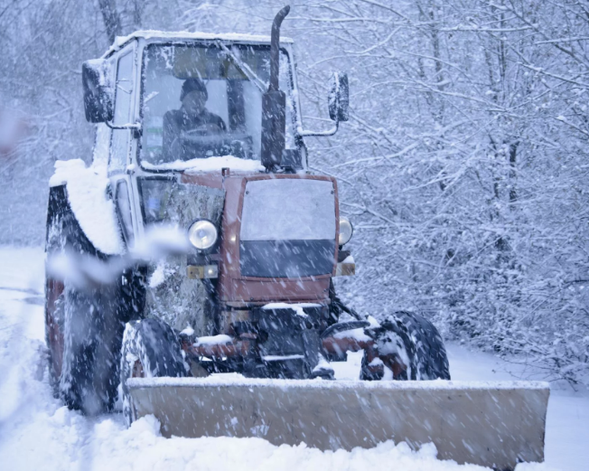 Можно ли работать на тракторе в снежную бурю - фотография